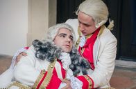 Maria Theresia – Franz Stephan (Vojtěch Kotek)stirbt in den Armen seines Sohnes Joseph (Aaron Friesz, re.).