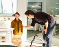 Extant – Ethan (Pierce Gagnon, l.) lässt sich von seinem Erschaffer John (Goran Visnjic, r.) das Labor zeigen, in dem noch mehr Roboterkinder wie er erschaffen werden sollen ...