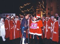 Schloss Einstein – Bescheidene und friedliche Weihnachtswünsche hat Herr Pasulke: Er träumt von Festtagen in Eis und Schnee und von einem weißen, holzgeschnitzten Karussellpferd, das, wie in seinen Kindertagen, die Runden auf dem Weihnachtsmarkt zieht.