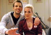 Sturm der Liebe – ARD STURM DER LIEBE FOLGE 1232 Uhr im ERSTEN. Nils (Florian Stadler, l.) schwärmt von Amerika, doch Tanja (Judith Hildebrandt, r.) ist alles andere als begeistert von der Idee, ins Ausland zu ziehen.