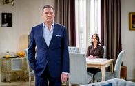 Sturm der Liebe – ARD STURM DER LIEBE FOLGE 4653 Uhr im ERSTEN. Sophia (Krista Birkner r.) muss ihre Anteile an Christoph (Dieter Bach l.) überschreiben und ihre Niederlage besiegeln.