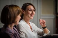 Scott & Bailey – L-R: DCI Gill Murray (Amelia Bullmore) und Rachel Bailey (Suranne Jones)