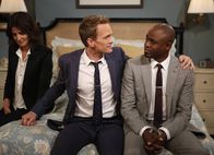 How I Met Your Mother – Als Robin (Cobie Smulders, l.) erfährt, dass sich James (Wayne Brady, r.) scheiden lassen möchte, macht sie sich große Sorgen, wie Barney (Neil Patrick Harris, M.) diese Nachricht aufnehmen wird ...