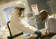 Dr. House – Dr. Eric Foreman (Omar Epps, r.) muss isoliert werden, da er plötzlich an unerklärlichen Symptomen leidet. Dr. Robert Chase (Jesse Spencer, l.) kümmert sich um seinen Kollegen.