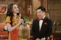2 Broke Girls – Verleiht Han (Matthew Moy, r.) Max (Kat Dennings, l.) wirklich einen Oscar?
