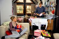 Rote Rosen – ARD ROTE ROSEN FOLGE 1435 Uhr im ERSTEN. Britta (Jelena Mitschke, l.) erzählt Ben (Hakim Michael Meziani, r.) von ihrer Sorge um Hartmut.