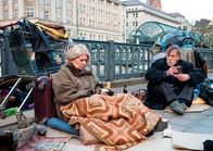 Auf der Straße – Ohne Wohnung und Bankkarte keine Arbeit, ohne Arbeit keine Wohnung und Bankkarte – am Ende bettelt Hanna Berger (Christiane Hörbiger, li.).