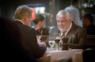 Douglas Is Cancelled – Im Gespräch mit seinem Agenten Bently (Simon Russell Beale, re.) zeigt sich Douglas (Hugh Bonneville, li.) unsicher, wie er dem Shitstorm begegnen soll.