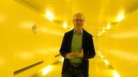 SMS - Schwanke meets Science – Karsten Schwanke im "gelben Tunnel", der die Labore des Deutschen Zentrums für Luft- und Raumfahrt zur Astronautenforschung miteinander verbindet.