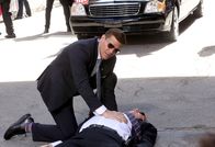 Bones - Die Knochenjägerin – Um an neue Informationen zu gelangen, wendet Booth (David Boreanaz, l.) sich an seinen ehemaligen Kollegen Agent Brandt Walker (Michael Gaston), doch der schwebt selbst in Lebensgefahr... Die Verwendung des sendungsbezogenen Materials ist nur mit dem Hinweis und Verlinkung auf TVNOW gestattet.