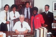 Diagnose: Mord – Dr. Sloan (Dick Van Dyke, sitzend) inmitten seines bewährten Teams. (v.l.n.r.) Jack (Scott Baio), Amanda (Victoria Rowell), sein Sohn Steve (Barry Van Dyke), die Oberschwester Delores (Delores Hall) und der Verwaltungschef des Krankenhauses Norman (Michael Tucci).