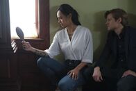 MacGyver – Desi Nguyen (Levy Tran, l.) und Angus MacGyver (Lucas Till, r.)