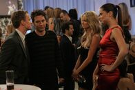 How I Met Your Mother – Von Barneys (Neil Patrick Harris, l.) sonst so losen Mundwerk ist nicht mehr viel zu hören. Auf einer Party von Victoria's Secrets redet er angesichts der tollen Models Marisa Miller (2.v.l.) und Adriana Lima (l.) nur noch dummes Zeug. Ted (Josh Radnor, 2.v.r.) kann es kaum glauben ...