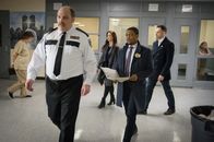 Elementary – Watson (Lucy Liu, M.), Detective Bell (Jon Michael Hill, 2.v.r.) und Holmes (Jonny Lee Miller, r.) machen sich auf die Suche nach dem entflohenen Häftling. Ist er der Mörder?