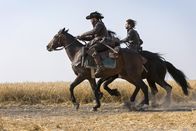 Die Musketiere – Porthos (Howard Charles, Mitte); D'Artagnan (Luke Pasqualino, r.)