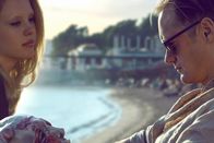 Infinity Pool – Die Sünde lockt: Mia Goth als Gabi Bauer, Alexander Skarsgård als James Foster