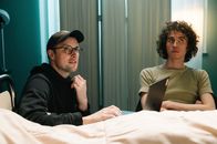 AIDS - In Zeiten der Liebe – Regisseur Johannes Nichelmann (l.) mit Schauspieler Benjamin Viziotis (r.) am Set.