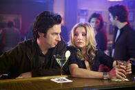 Scrubs - Die Anfänger – J.D. (Zach Braff, l.) ist eifersüchtig, weil Elliott (Sarah Chalke, r.) so viel Zeit mit ihrer alten Freundin Melody verbringt ...