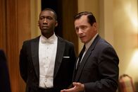 Green Book - Eine besondere Freundschaft – Tony (Viggo Mortensen, r.) kümmert sich um alle Details bei den Auftritten von Shirley (Mahershala Ali, li.).