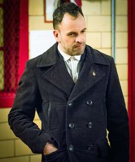 Elementary – Muss einen eigentlich für abgeschlossen gehaltenen Fall wieder aufrollen: Sherlock Holmes (Jonny Lee Miller) ...