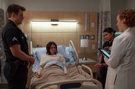 The Rookie – Anhand der von Abigail gefundenen Dokumente gelingt es dem Team, geheime Experimente und Machenschaften der ehemaligen Klinik aufzudecken. Von links: Officer John Nolan (Nathan Fillion), Abigail (Madeleine Coghlan), Celina Juarez (Lisseth Chavez) und Dr. Walker (Mandy Levin)