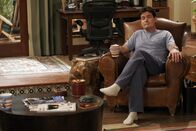 Two and a Half Men – Charlie (Charlie Sheen) geht auf Harrys Beerdigung, um eine Frau aufzureißen ...