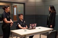 The Rookie – Lopez (Alyssa Diaz, r.) und Nolan (Nathan Fillion, M.) überprüfen den Chatverlauf eines ungewöhnlichen Falls, in dem eine künstliche Intelligenz eine zentrale Rolle spielt. Chen (Melissa O'Neil, l.) ist gespannt.