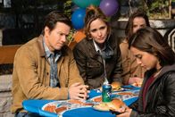Plötzlich Familie – L-R: Pete (Mark Wahlberg), Ellie (Rose Byrne), Lizzy (Isabela Moner).