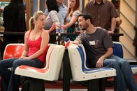 The Big Bang Theory – Um das Match zu gewinnen, nutzt Wil Wheaton (Wil Wheaton, r.) den Liebeszoff zwischen Leonard und Penny (Kaley Cuoco, l.) für sich aus ...