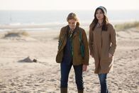 Intrigo - In Liebe Agnes – Agnes (Carla Juri, l.); Henny (Gemma Chan, r.)