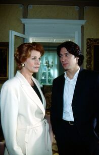 Kommissar Rex – Kommissar Richie Moser (Tobias Moretti, r.) sucht die Witwe und Sektfabrikantin Karla Wilke (Senta Berger, l.) auf, um sie zum Tod ihrer Freundin zu befragen.