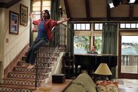Two and a Half Men – Walden (Ashton Kutcher, l.) will das Haus umgestalten und lässt deshalb Charlies Flügel abholen, an dem Alan (Jon Cryer, r.) so hängt, wodurch Alan eine tiefe Persönlichkeitskrise entwickelt ...
