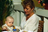 Alle meine Töchter – 1. Margot (Jutta Speidel) mit dem jüngsten Sanwaldt-Sproß.
