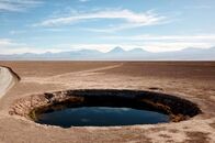 Magische Anden – Wie ein riesiger Spiegel erscheint der kreisrunde See inmitten der Atacama-Wüste in Chile. Er gehört zu den beiden „Augen der Wüste“, den Ojos del Salar – Süßwasserseeen inmitten der trockenen, Salzpfanne.