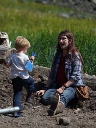 Alaskan Bush People – Die Browns helfen einigen Einwohnern Alaskas bei der Errichtung einer Windkraftanlage auf ihrem Grundstück.
