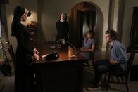 American Horror Story – Jahr 1964: Welche Bestrafung steht Grace (Lizzie Brocheré, 2.v.r.) und Kit (Evan Peters, 2.v.r.) bevor? Schwester Mary Eunice McKee (Lily Rabe, 2.v.l.) denkt an Schläge, doch Schwester Jude Martin (Jessica Lange, l.) hat eine ganz andere Idee ...; Jahr 1964: Welche Bestrafung steht Grace (Lizzie Brocheré, 2.v.r.) und Kit (Evan Peters, 2.v.r.) bevor? Schwester Mary Eunice McKee (Lily Rabe, 2.v.l.) denkt an Schläge, doch Schwester Jude Martin (Jessica Lange, l.) hat eine ganz andere Idee ...