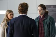 The Mentalist – Als Gabriel (Alex Saxon, r.) mit seiner Schwester Ree (Anastasia Phillips, l.) beim FBI auftaucht und angibt, dass er hellseherische Kräfte hat, hofft Lisbon auf die Hilfe von Jane (Simon Baker, M.). Doch wird er mit dem FBI wieder zusammenarbeiten?