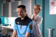 In aller Freundschaft – Jonas Heilmann (Anthony Petrifke) ist bei einer Auseinandersetzung mit einer Flasche attackiert worden. Dr. Kathrin Globisch (Andrea Kathrin Loewig) versorgt die Platzwunde. Jonas fühlt sich aber gut und will eigentlich gleich weiterarbeiten, doch Kathrin kann eine Gehirnerschütterung nicht ausschließen und verordnet ihm eine Pause und Ruhe.