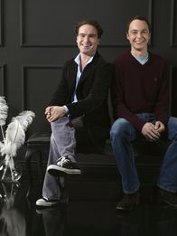 The Big Bang Theory – (2. Staffel) - Zwei brilliante Physiker mit wenig Lebenserfahrung: Dr. Leonard Hofstadter (Johnny Galecki, l.) und Dr. Sheldon Cooper (Jim Parsons, r.) ...