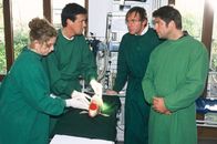 SK Kölsch – Jupp (Uwe Fellensiek, r.) und Falk (Dirk Martens, 2.v.r.) beobachten Dr. Schibusawa (Liu Wejan, l.) und Dr. Kortner (Klaus Zmorek, 2.v.l.) bei der Fisch-OP.
