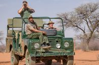 Abenteuer Namibia – Im Kuzikus Wildtierreservat setzen sich Biologen für den Schutz der Spitzmaulnashörner ein.; PHOENIX ABENTEUER NAMIBIA Uhr. Im Kuzikus Wildtierreservat setzen sich Biologen für den Schutz der Spitzmaulnashörner ein.