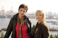 Doppelter Einsatz – Despina Panajou (li.) und Eva Herzig als Sabrina Nikolaidou und Caroline Behrens