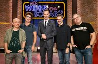Wer weiß denn sowas? – Moderator Kai Pflaume (M.) und seine Rateteam-Kapitäne Bernhard Hoëcker (l.) und Elton (r.) begrüßen in dieser Sendung den Comedian Atze Schröder(2.v.l.) und den Schauspieler und Komiker Rick Kavanian (2.v.r.).