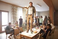 Alfons Zitterbacke - Endlich Klassenfahrt! – Nach Kakerlakenbefall in der Jugendherberge, springt Herr Flickendorf auf den Tisch.