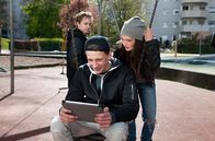 Großstadtrevier – Alex (Levin Liam, M.) ist stolz auf den Clip, den er von Marvins Attacke auf Piet Wellbrook ins Netzt gestellt hat. Marvin (Niklas Post, l.) bleibt cool, doch Jessica (Emma Drogunova, r.) weiß, dass die Polizei nun ein Fahndungsfoto von Marvin hat.