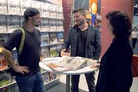 Durch die Nacht mit ... – Dmitry Glukhovsky (Mi.) und Kamila Shamsie (re.) mit Manolo Ty (li.)auf der Frankfurter Buchmesse