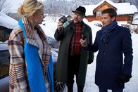 Die Rosenheim-Cops – Daniela Dreyer (Isabell Gerschke), die Ehefrau des Toten, wird von den Kommissaren Stadler (Dieter Fischer, M.) und Hansen (Igor Jeftic, r.) nach ihrem Alibi gefragt.