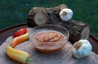 Zu Tisch ... – Der Sommeraufstrich Pindžur besteht aus Auberginen, Tomaten, Chilis und Knoblauch.