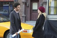 How I Met Your Mother – Während Ted (Josh Radnor, l.) die sympathische Aktivistin Zoey (Jennifer Morrison, r.) kennenlernt, versucht Marshall weiterhin, gemeinsam mit Lily ein Kind zu zeugen. Aber verschiedenste Gedanken und Phantasien bringen ihn durcheinander und stören ihn bei seiner Absicht ...