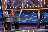 Quizduell-Olymp – Moderator Jörg Pilawa (r.) mit den Kandidaten des Teams „Jäger“: Sebastian Jacoby (l.) und Dr. Thomas Kinne (2.v.l..), beide Jäger bei "Gefragt - Gejagt".